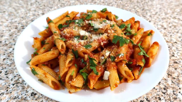 Penne arrabiata z kurczakiem - prosty przepis na pyszne danie Penne arrabiata z kurczakiem - prosty przepis na pyszne danie
