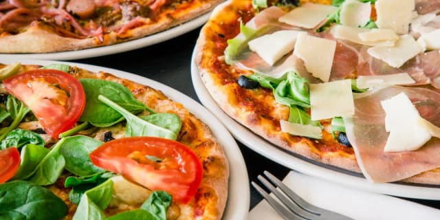 Ile kawałków ma pizza? Odkryj, jak dostosować porcje do gości Ile kawałków ma pizza? Odkryj, jak dostosować porcje do gości
