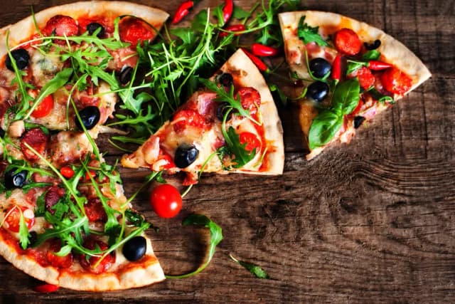 Jak podgrzać pizzę, aby nie straciła smaku i chrupkości Jak podgrzać pizzę, aby nie straciła smaku i chrupkości