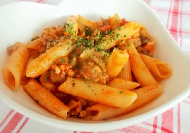 Penne zapiekane w sosie pomidorowym - prosty przepis na pyszny obiad Penne zapiekane w sosie pomidorowym - prosty przepis na pyszny obiad