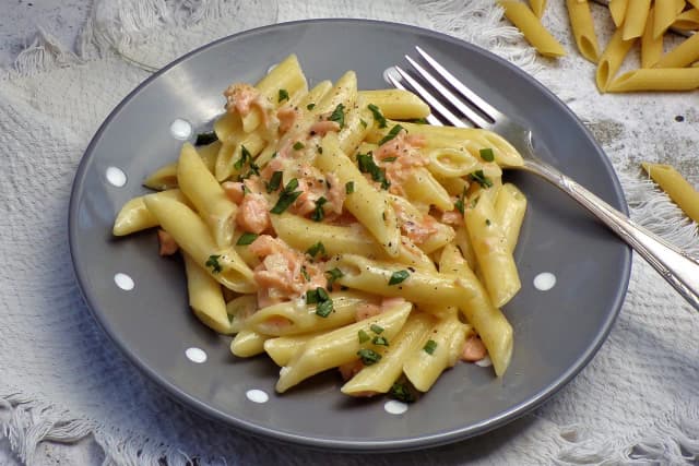 Penne a salmone: prosty przepis na pyszne danie z łososiem Penne a salmone: prosty przepis na pyszne danie z łososiem