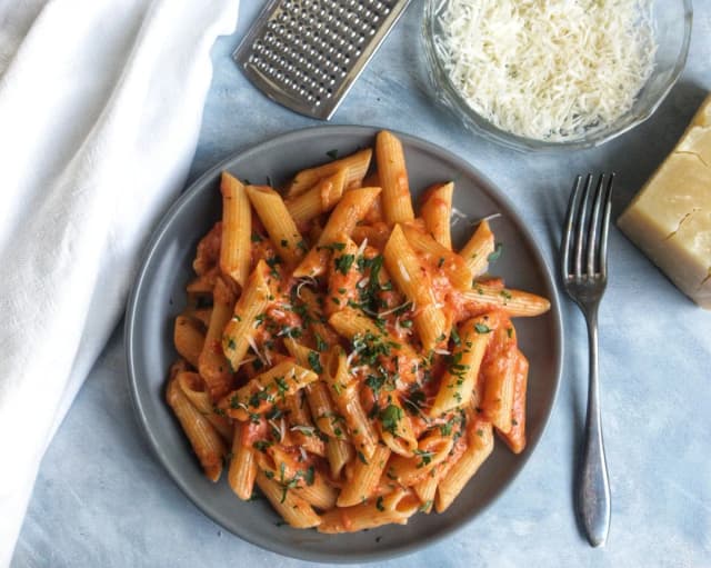 Penne vodka – prosty przepis i sekrety idealnego sosu Penne vodka – prosty przepis i sekrety idealnego sosu